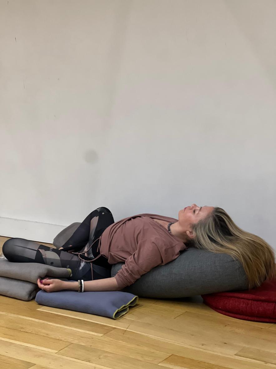 Şeyda Tosçalı ile Restoratif Yoga Uzmanlık