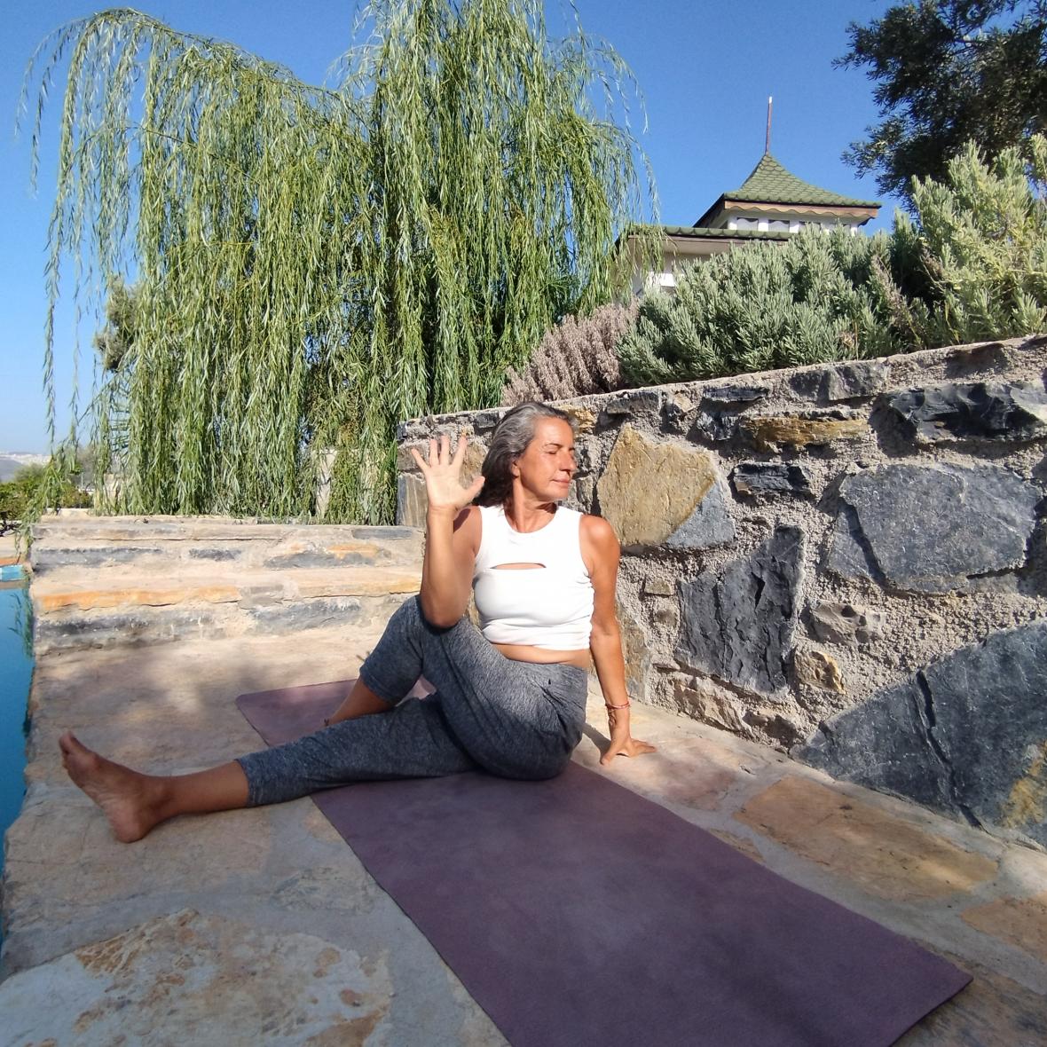 25 Günde 200 saat Hatha-Vinyasa Yoga TTC Çiğdem Sarı Fraser